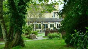 una casa en medio de un patio con árboles en 59 Trevithick Court, Tolroy Manor, en Hayle
