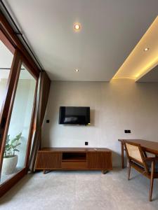TV a/nebo společenská místnost v ubytování Cuan House Ubud