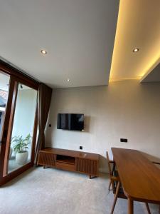 TV a/nebo společenská místnost v ubytování Cuan House Ubud