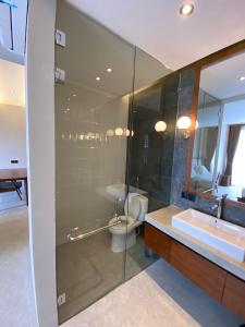 La salle de bains est pourvue d'une douche, de toilettes et d'un lavabo. dans l'établissement Cuan House Ubud, à Ubud