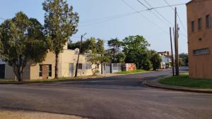 una calle vacía en un pueblo con un edificio en Casa para 6 y 1 garaje - Yerutí en Posadas