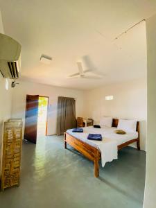 um quarto com uma cama grande num quarto em Ocean Vibe Srilanka em Baía de Arugam