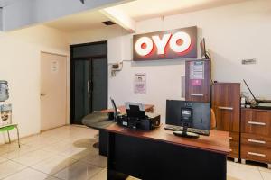 ein Büro mit einem ovo-Schild auf dem Schreibtisch in der Unterkunft OYO Life 2108 Griya Aisyah Residence in Surabaya