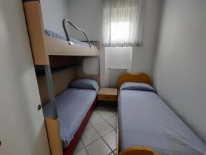 リド・ディ・イエゾロにあるResidence Aurora Parkの小さなお部屋で、二段ベッド2組が備わります。
