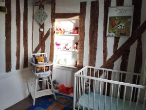 オンフルールにあるLa petite chapelleの木製の壁と階段のある子供部屋