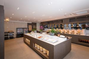 un ristorante con bancone con piatti sopra di INN-The City MyeongDong a Seul