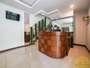 eine Lobby mit einem Podium aus Holz und einer Treppe in der Unterkunft Excellent Seven Hotel by My Hospitality in Bandung