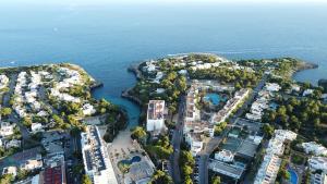 widok z góry na gromadę wysp w wodzie w obiekcie Hotel Calimera Fido Gardens w mieście Cala d´Or