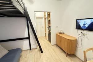 sypialnia z łóżkiem piętrowym, telewizorem i lustrem w obiekcie Cozy studio in Hinterglemm w Saalbach Hinterglemm