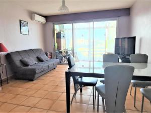 バニュルス・シュル・メールにあるAppartement Banyuls-sur-Mer, 2 pièces, 5 personnes - FR-1-309-68のリビングルーム(テーブル、ソファ付)