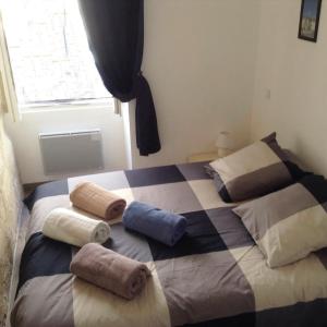 1 dormitorio con 2 camas y almohadas en Lurbe Bleue - Bordeaux central et calme, en Burdeos