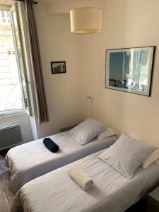 Ένα ή περισσότερα κρεβάτια σε δωμάτιο στο Lurbe Bleue - Bordeaux central et calme
