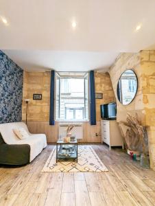 1 dormitorio con 1 cama y 1 mesa en una habitación en Lurbe Bleue - Bordeaux central et calme, en Burdeos