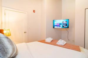 Postel nebo postele na pokoji v ubytování Business Ready 2BR Apartment in South Loop with Skyline view, Optional parking & Gym Access Close to McCormick, Downtown & CTA