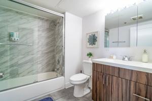 Koupelna v ubytování Business Ready 2BR Apartment in South Loop with Skyline view, Optional parking & Gym Access Close to McCormick, Downtown & CTA
