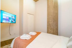 Postel nebo postele na pokoji v ubytování Business Ready 2BR Apartment in South Loop with Skyline view, Optional parking & Gym Access Close to McCormick, Downtown & CTA