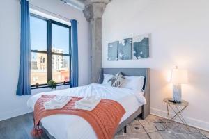 Postel nebo postele na pokoji v ubytování Business Ready 2BR Apartment in South Loop with Skyline view, Optional parking & Gym Access Close to McCormick, Downtown & CTA