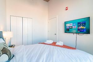Postel nebo postele na pokoji v ubytování Business Ready 2BR Apartment in South Loop with Skyline view, Optional parking & Gym Access Close to McCormick, Downtown & CTA