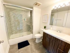 Koupelna v ubytování Business Ready 2BR Apartment in South Loop with Skyline view, Optional parking & Gym Access Close to McCormick, Downtown & CTA