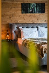 una camera da letto con un letto con cuscini bianchi di Green Resort Bran a Bran