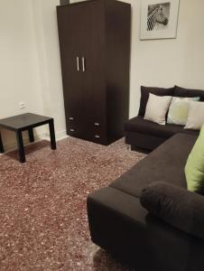 uma sala de estar com um sofá e uma mesa de centro em Krokida Unique Apt em Corinto