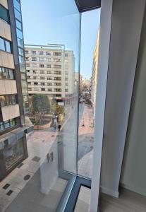 einen Blick auf die Stadt aus einem Fenster in einem Gebäude in der Unterkunft Apartamentos Centro Oviedo Caveda in Oviedo
