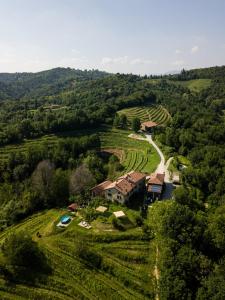 una vista aérea de una casa en un campo verde en Agriturismo La Costa - Casa Vacanze, en Perego