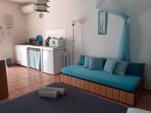 a living room with a blue couch in a kitchen at Gites Kas'a Flo in Trois-Rivières