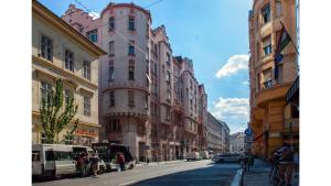 ブダペストにあるIn the City Budapest Apartmentsの高い建物や車が並ぶ街道