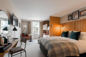 Schlafzimmer mit einem Bett, einem Schreibtisch und einem Stuhl in der Unterkunft The Park Hotel in Teddington