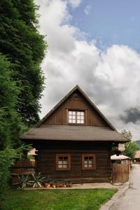 Dreveničky Holúbkovia في تيرشوفا: منزل خشبي على ساحه نافذتين