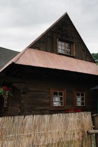Dreveničky Holúbkovia في تيرشوفا: منزل خشبي مع نوافذ وسياج