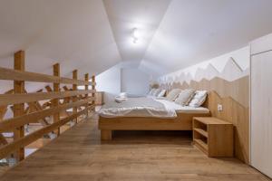 een slaapkamer met een groot bed en een trap bij Dolina Czyrna - doskonała lokalizacja dla narciarzy - Dream Apart in Szczyrk
