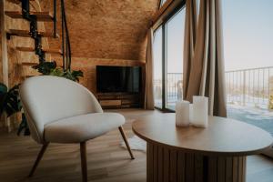ein Wohnzimmer mit Tisch, Stuhl und Fernseher in der Unterkunft SkyGlamp in Ustroń