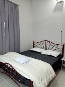 Un pat sau paturi într-o cameră la JZ Simpang Taiping Bungalow