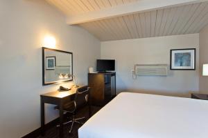 Letto o letti in una camera di Days Inn by Wyndham Chowchilla Gateway to Yosemite