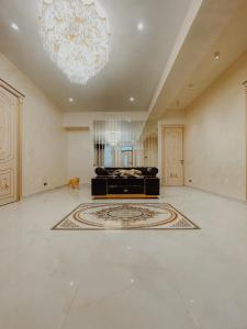 sala de estar amplia con lámpara de araña y alfombra en LOUVRE HOME en Sevan