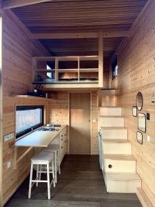 una cucina con lavandino e scale in una cabina di POP Tiny House Mátra a Mátraszentimre