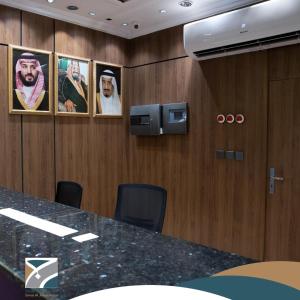 a conference room with a table and pictures on the wall at فندق سرايا الجوار - SARAYA ALJIWAR HOTEL in Makkah