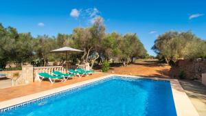 uma piscina com cadeiras e um guarda-sol em Villa en Campos con piscina privada em Campos