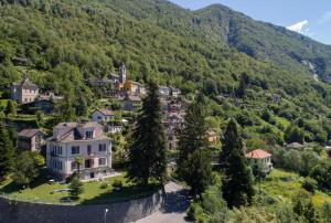 - une vue aérienne sur un village dans les montagnes dans l'établissement Wild Valley Ticino Vista in Valle Onsernone, à Auressio