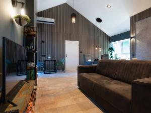 ein Wohnzimmer mit einem Sofa und einem Tisch in der Unterkunft Familiekamer B&B Gezond Aan Zee, 3 persoons, meerprijs voor wellness in Ouddorp