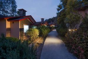 a street with a row of houses next to a road at LaTigre Resort in Tota Ām