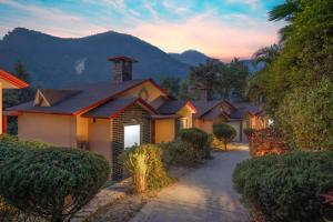 a row of houses with a mountain in the background at LaTigre Resort in Tota Ām