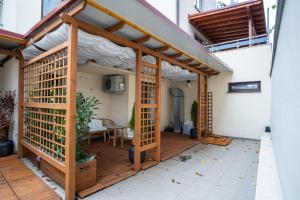 een patio met een houten pergola bij Aparatment Riverside 2 in Ruse