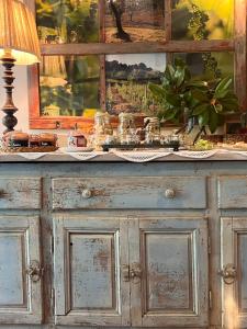 皮斯托亞的住宿－阿歐姆布拉德提格里奧農家樂，木柜,上面有画