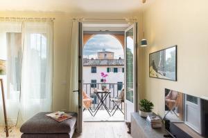 TV a/nebo společenská místnost v ubytování Il Sogno, Luxury Apartment in Piazza Napoleone