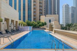 Bazén v ubytování Luxury Oasis 2 Bed in Downtown 7 mins to Dubai Mall nebo v jeho okolí