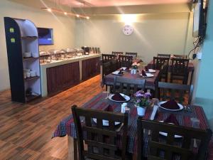 een restaurant met tafels en stoelen en een bar bij Keerong Cottages Lachung in Lachung