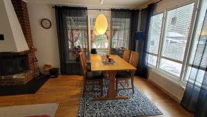 Posezení v ubytování Trevligt hus/stuga i Svärtinge